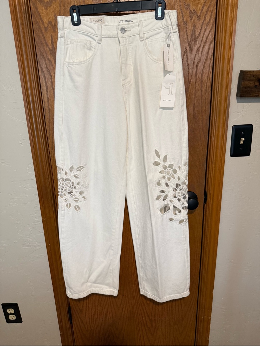 Anthropologie Pilcro Ivory Cropped Jeans with Floral Cutwork